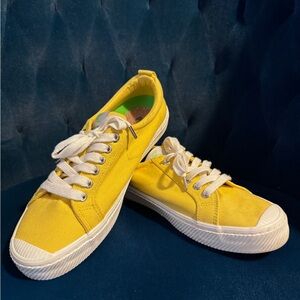 Cariuma OCA Low Top Yellow Canvas Sneakers - Like New